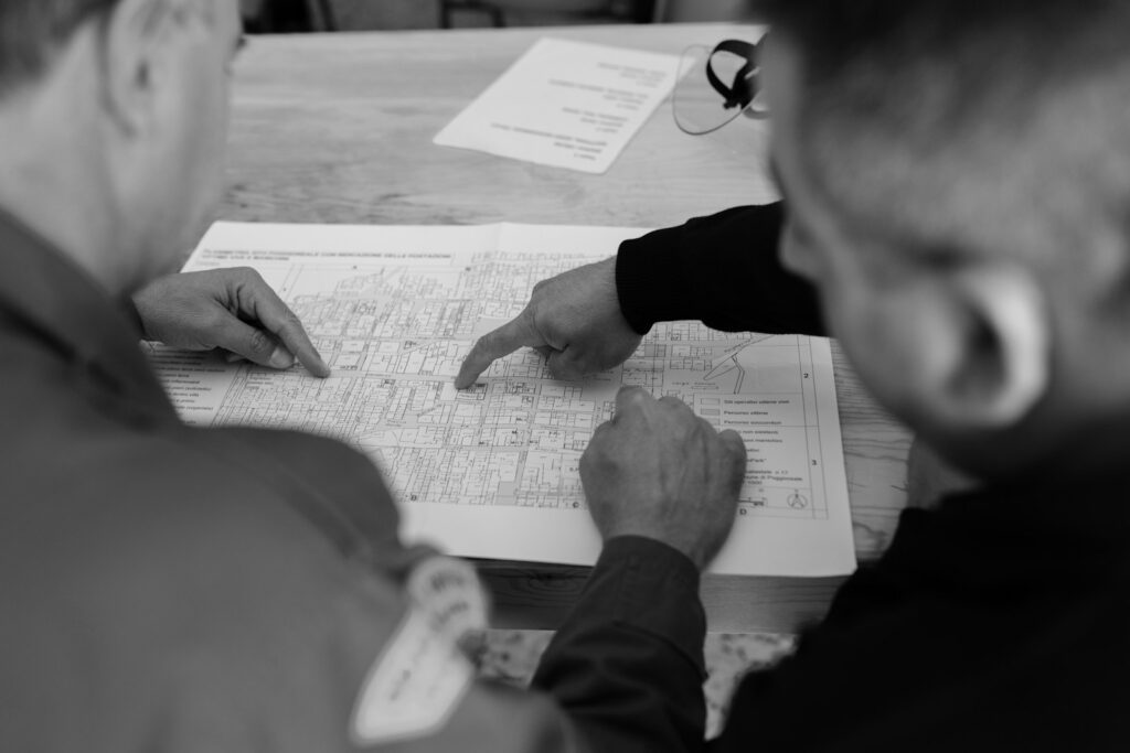 Ingenieros trabajando en un entorno industrial moderno en blanco y negro