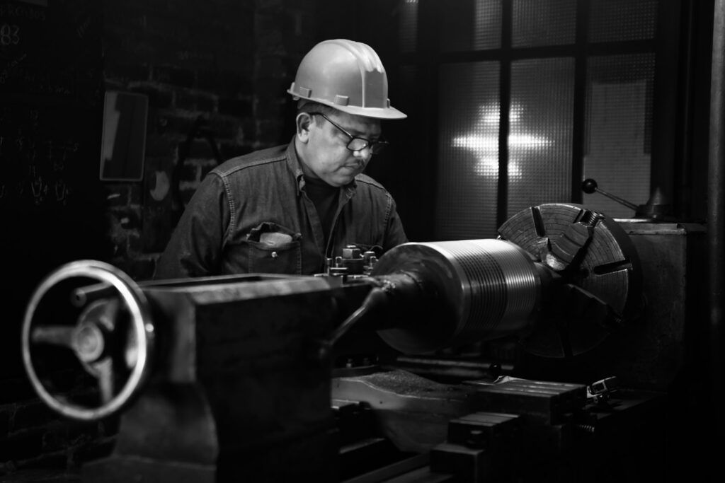 Trabajador operando maquinaria en entorno industrial