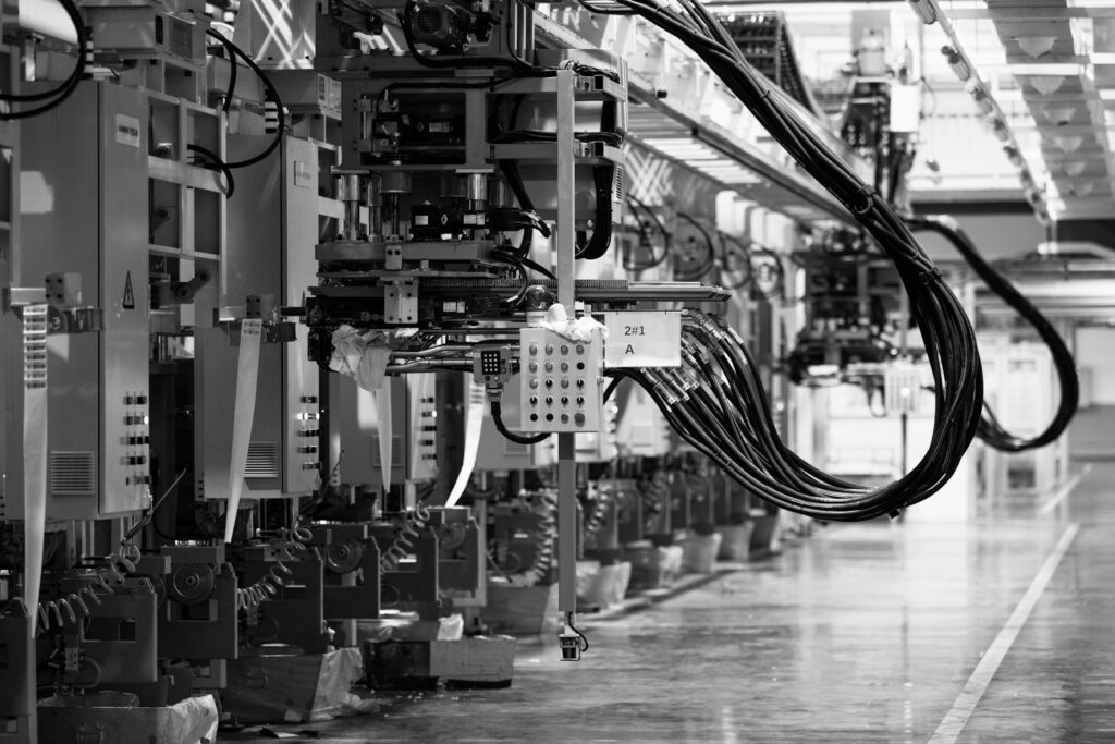 Maquinaria industrial en una fábrica moderna